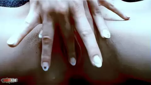 Belle blonde jouant à la tigresse photo 16