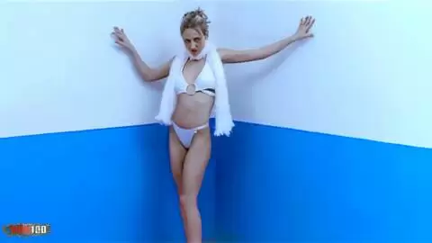 Beauté blonde stripant langoureusement photo 02