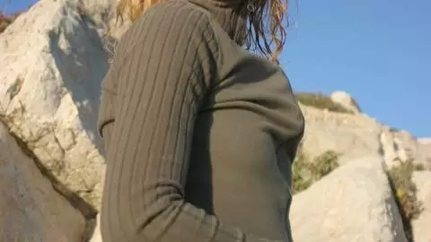 La magnifique blonde Lady Margaux faisant un striptease sur les rochers 