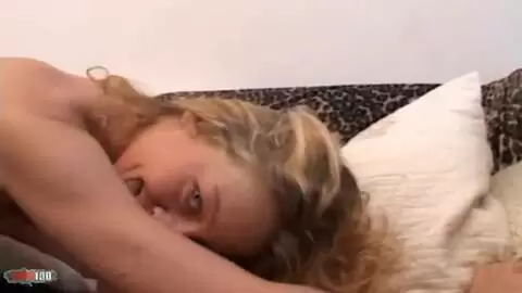 La très excitante blonde Lady Margaux se déshabillant sur le sofá  photo 16