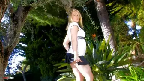 La superbe blonde Lady Margaux faisant un striptease  photo 01