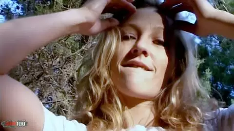 La belle blonde Lady Margaux faisant un striptease dans la forêt  photo 03