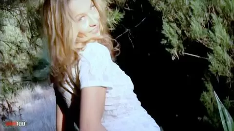 La belle blonde Lady Margaux faisant un striptease dans la forêt  photo 04