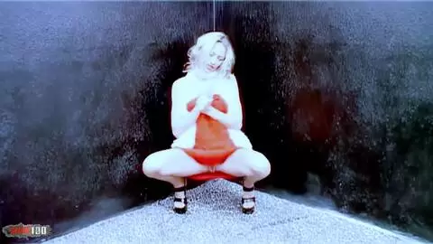 La pornstar petite blonde à gros seins Lady Margaux fait un strip  photo 02