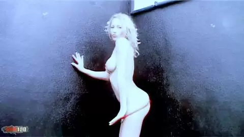 La pornstar petite blonde à gros seins Lady Margaux fait un strip  photo 10