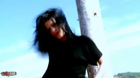 La star du porno Lana Fever faisant un striptease sur les rochers  photo 03