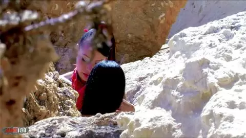 Trio sauvage sur une plage publique avec Lara Tinelli et Jordanne Kali photo 01