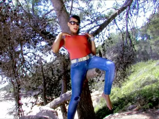 La ravissante latina Lara Tinelli pose dans les bois  photo 1