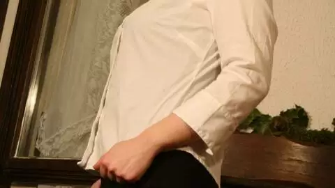 Blonde a gros seins fait un strip en porte jarretelle photo 1