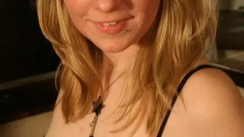 Blonde a gros seins fait un strip en porte jarretelle photo 7