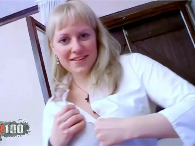 La belle teen blonde à gros seins Lavandra se dénude  photo 1