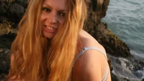 Lena Harrys posant pour quelques photos sur la plage photo 4