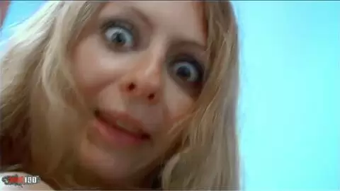 Session photo bien sexy avec la jeune française Lena Harrys en collant sur le lit photo 04