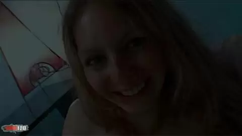 Session photo bien sexy avec la jeune française Lena Harrys en collant sur le lit photo 16