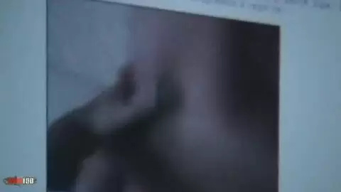 Rouquine fait un strip sensuel  photo 01