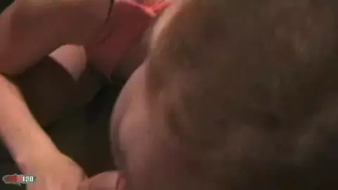 Rouquine fait un strip sensuel  photo 07