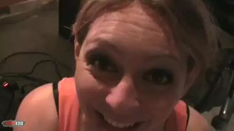 Rouquine fait un strip sensuel  photo 12