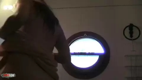 La magnifique rousse Lena Harrys faisant un striptease dans la douche  photo 15