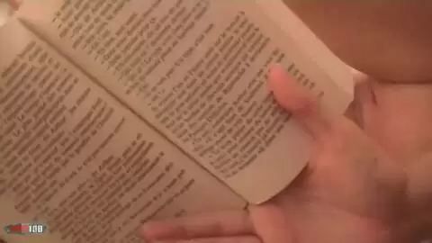 La ravissante rousse Lena Harrys pose sur le lit  photo 06