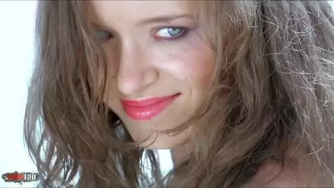 La jeune française Lena Luminescente dans une session de photo sexy à la plage photo 15