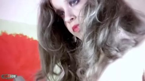 La jeune française Lena Luminescente dans une session de photo sexy sur le sofa photo 16