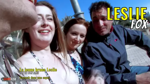 La jeune brune Leslie Fox et son amie Savanah dans une super double pénétration à quatre en plein air