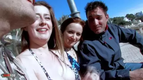 La jeune brune Leslie Fox et son amie Savanah dans une super double pénétration à quatre en plein air photo 01