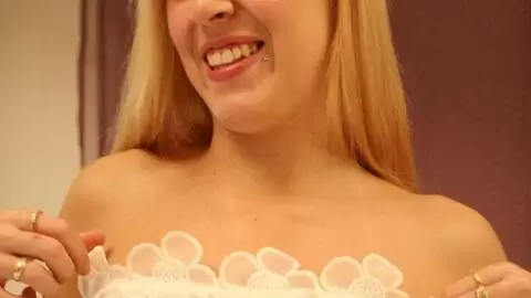 La superbe blonde Lesly se déshabillant dans la chambre  photo 5