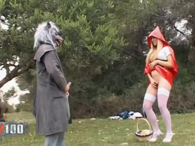 Lesly Kiss joue au petit chaperon rouge avec le grand méchant loup photo 1