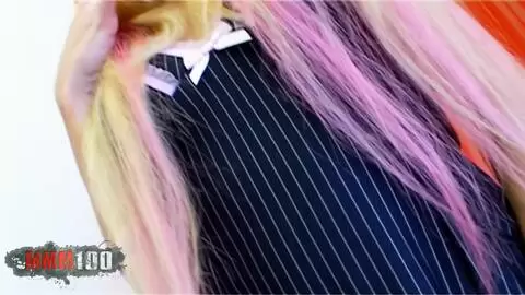 La jolie jeune blonde Espagnole Lesly Kiss fait un strip sur le lit photo 01