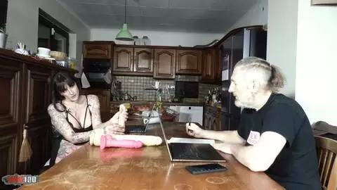 Lexy Karma, MILF française tatouée, suce et se fait baiser dans la cuisine photo 1