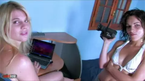 Jalouse de sa sœur, elle la filme pendant qu'elle se fait baiser ! photo 01