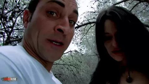 Lisa Spice, une fille aux gros seins naturels, baise dans les bois photo 06