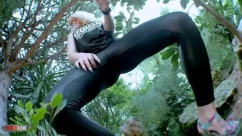 La jolie petite blonde Liz Rainbow faisant un striptease  photo 03