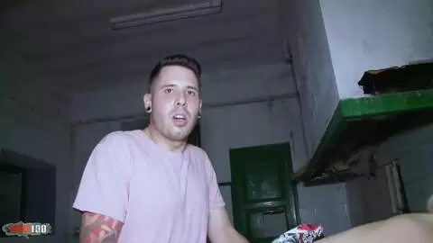 Kevin White baise avec Liz Rainbow dans une maison abandonnée photo 06