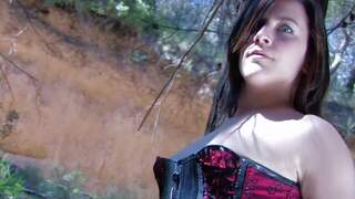 Sexy brunette strippant dans l