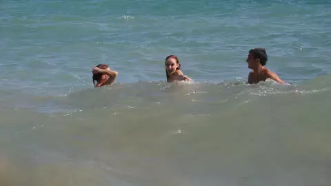 La star du porno jeune rousse Lola Bella pose sur la plage 