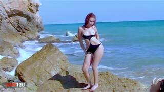 Une petite rouquine très chau...