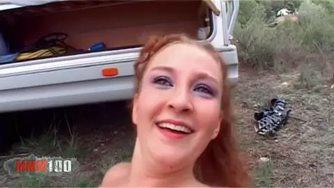 Belle petite rousse Lola Bella se fait enculer par jorge devant le camping car photo 10