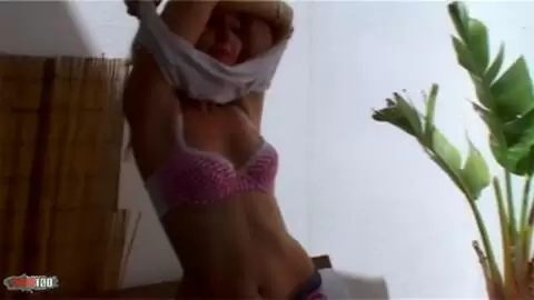 Une petite rousse sauvageonne fait un strip sur sa terrasse photo 01