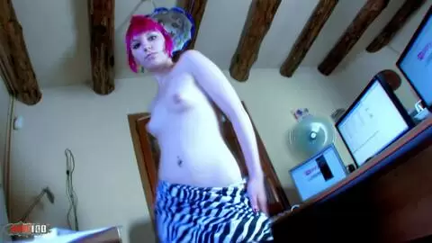 La jeune Loli Punk fait un striptease au bureau photo 02