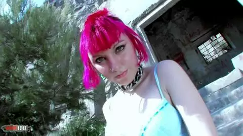 La jolie teen rousse Loli Punk pose dans les escaliers  photo 06