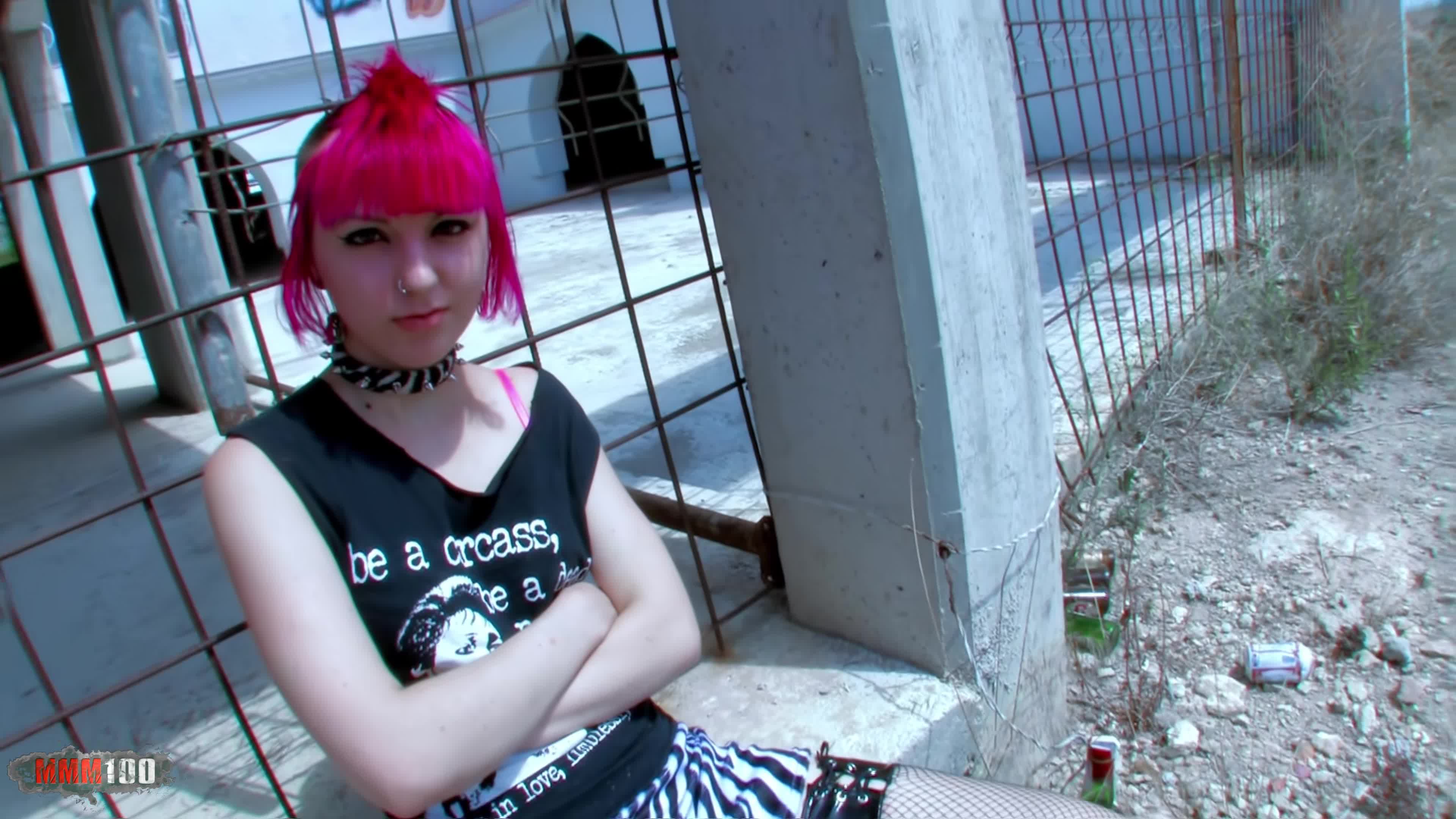 Loli Punk : Sodomie profonde à la plage avec la sublime jeune punkette Loli  Punk