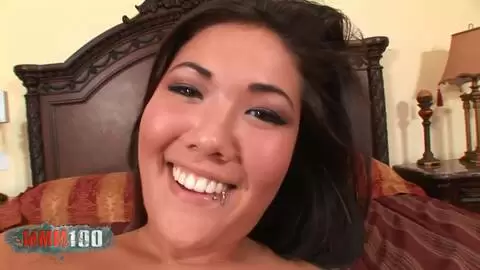 Asiat à gros seins qui aime la bite photo 02