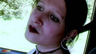 L\'auto-stoppeuse brune gothiq