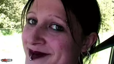 L'auto-stoppeuse brune gothique Lou-ann paie pour un trajet avec du sexe anal hardcore