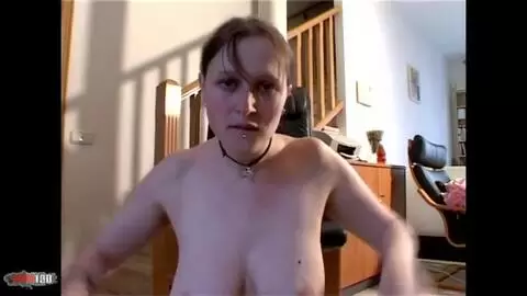 Superbe brune à gros seins Lou Ann se dénude en webcam amatrice  photo 01