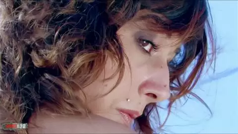 Séance photo à la plage avec la star du porno française Lou Charmelle photo 13