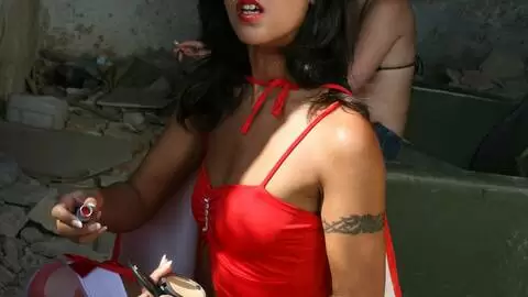 La jolie teen Lou Charmelle fait un strip 