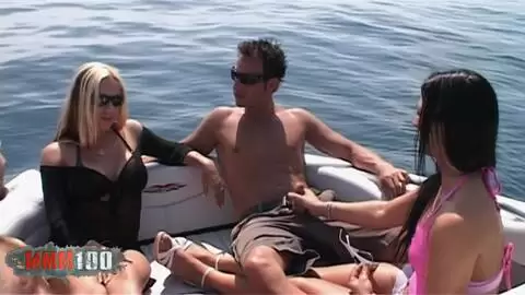 Priscilla Pratz et Luna se font baiser sur un bateau par Jorge et Terry photo 01